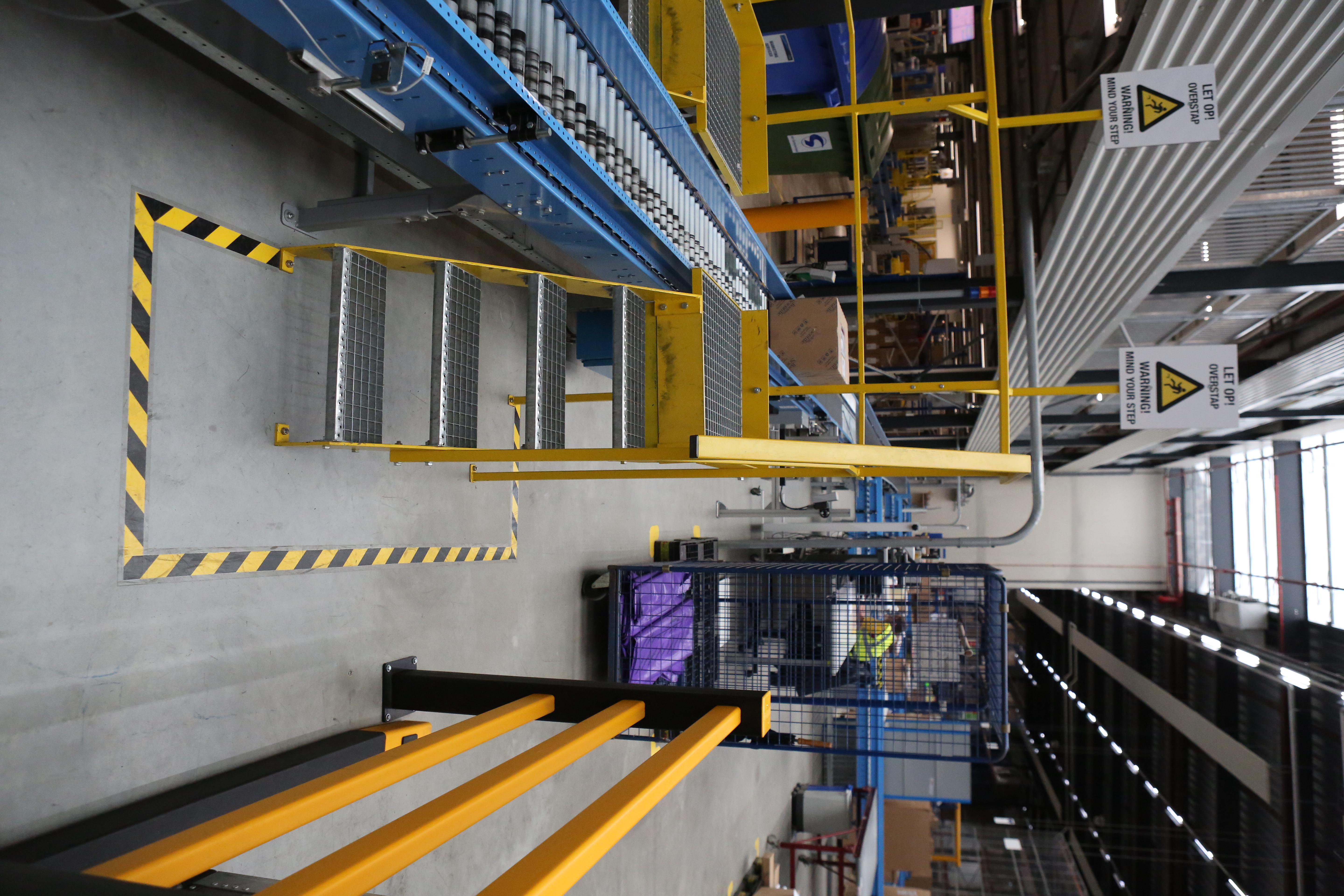Custom made borden bij Boston Scientific International passend bij de vloerbelijning